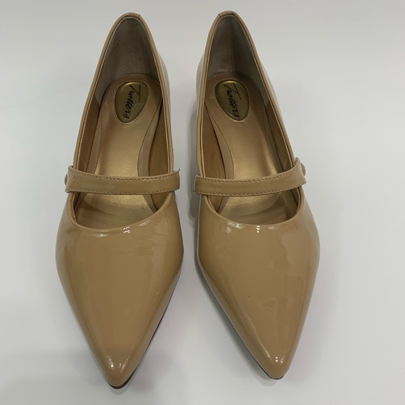 Trotters “Petra” nude patent leather kitten heels - Picture 2 of 8